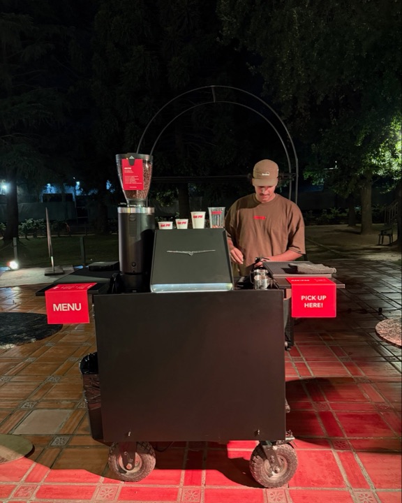 El carrito de café de AM:PM en un evento